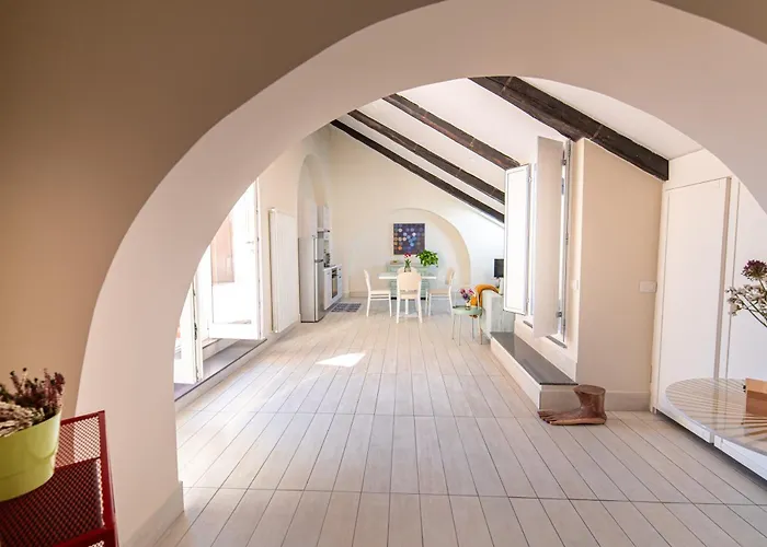 Les Maisons アパート