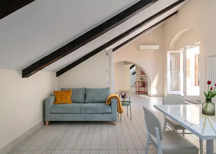 Les Maisons アパート *