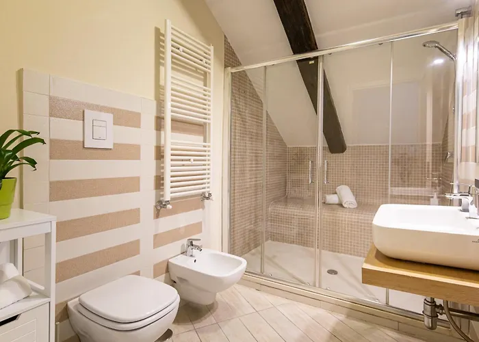 Les Maisons アパート *