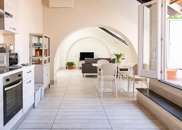 Les Maisons アパート